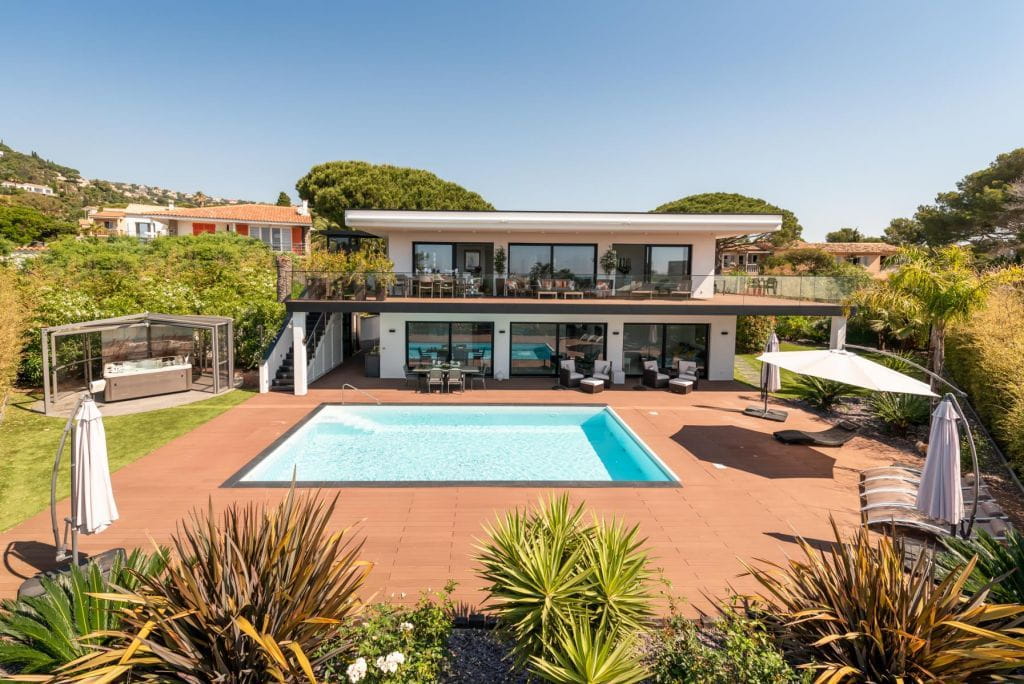 FOR SALE VILLA WITH SEA VIEW IN LES ISSAMBRES 6 ROOMS EN SUITE BEDROOMS POOL GARAGE WALK TO THE BEACHES Image 0