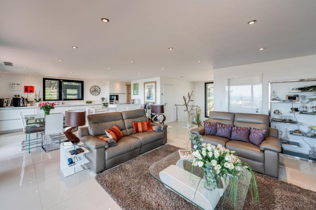 FOR SALE VILLA WITH SEA VIEW IN LES ISSAMBRES 6 ROOMS EN SUITE BEDROOMS POOL GARAGE WALK TO THE BEACHES Image 3