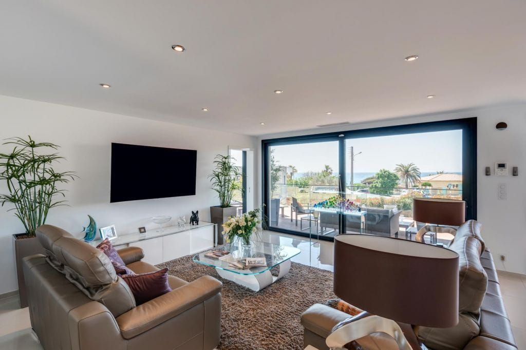 FOR SALE VILLA WITH SEA VIEW IN LES ISSAMBRES 6 ROOMS EN SUITE BEDROOMS POOL GARAGE WALK TO THE BEACHES Image 4