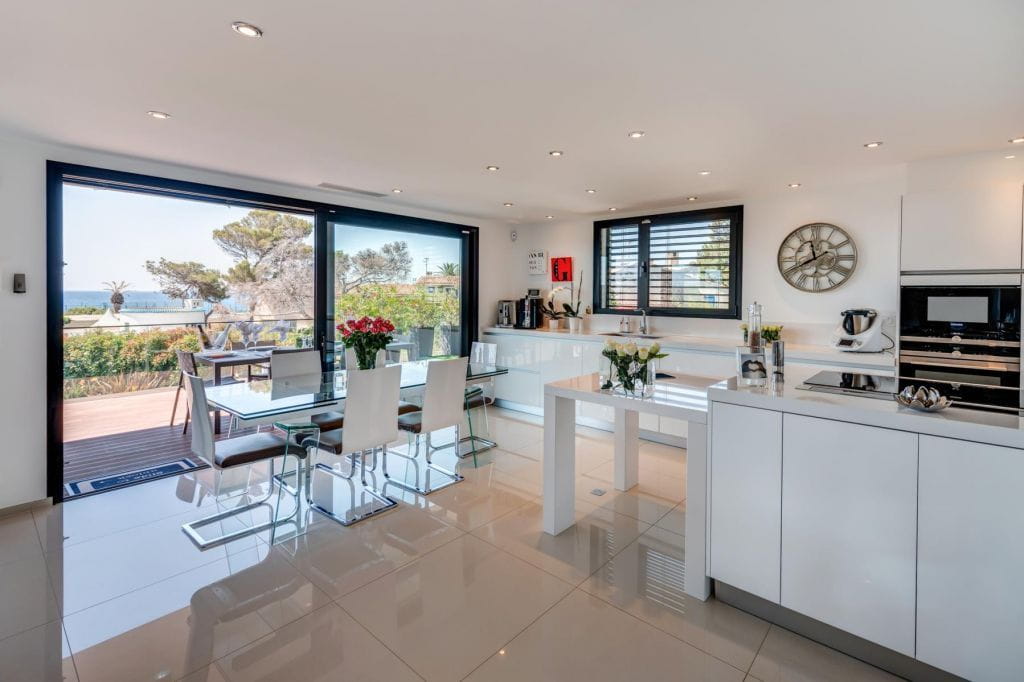 FOR SALE VILLA WITH SEA VIEW IN LES ISSAMBRES 6 ROOMS EN SUITE BEDROOMS POOL GARAGE WALK TO THE BEACHES Image 5