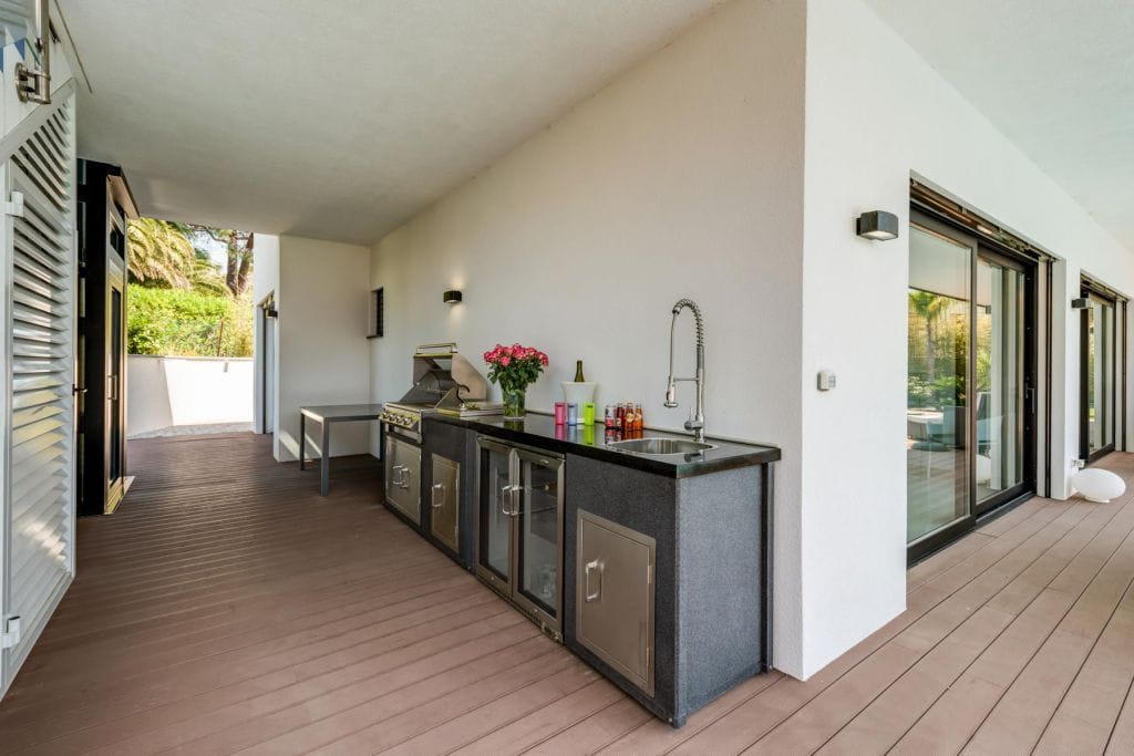 FOR SALE VILLA WITH SEA VIEW IN LES ISSAMBRES 6 ROOMS EN SUITE BEDROOMS POOL GARAGE WALK TO THE BEACHES Image 6