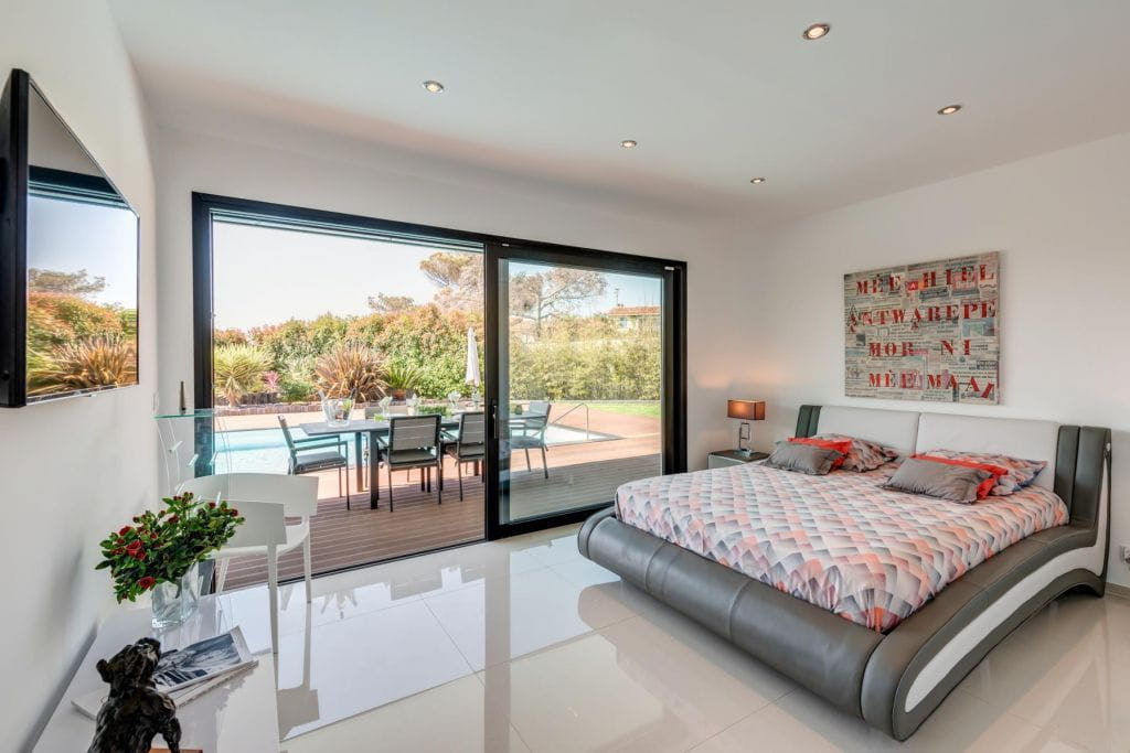 FOR SALE VILLA WITH SEA VIEW IN LES ISSAMBRES 6 ROOMS EN SUITE BEDROOMS POOL GARAGE WALK TO THE BEACHES Image 7