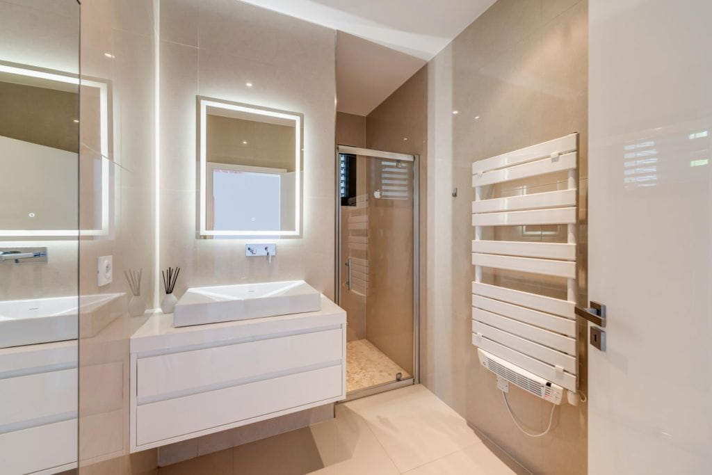 FOR SALE VILLA WITH SEA VIEW IN LES ISSAMBRES 6 ROOMS EN SUITE BEDROOMS POOL GARAGE WALK TO THE BEACHES Image 8