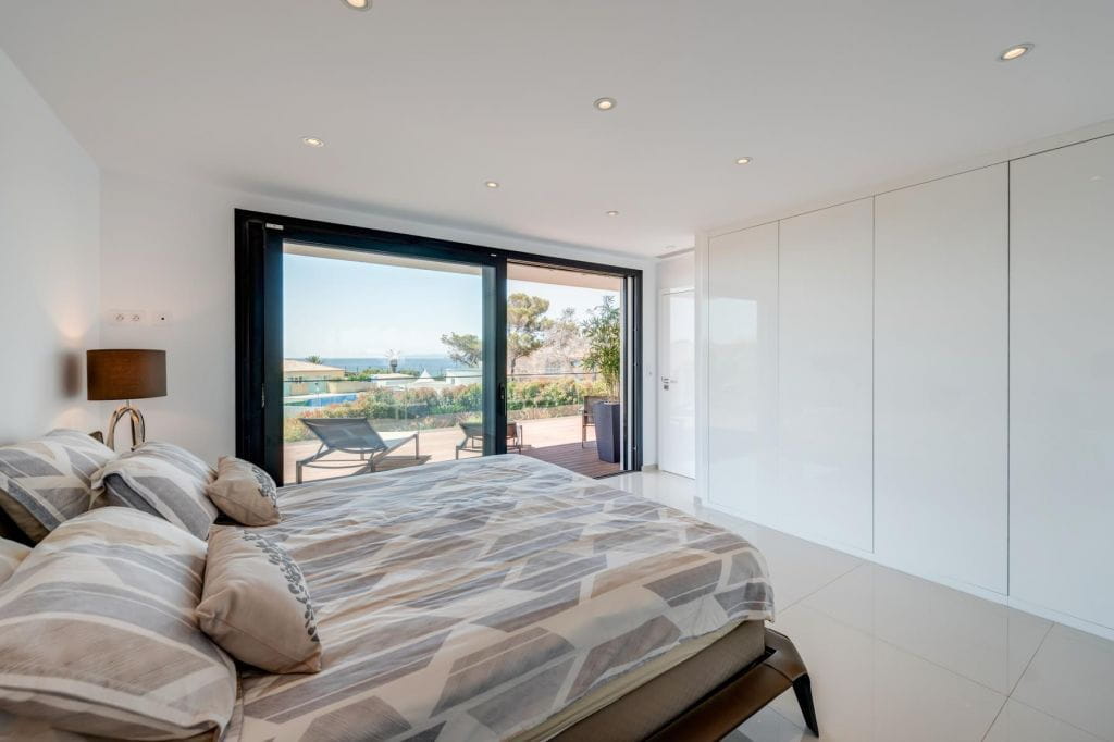 FOR SALE VILLA WITH SEA VIEW IN LES ISSAMBRES 6 ROOMS EN SUITE BEDROOMS POOL GARAGE WALK TO THE BEACHES Image 9