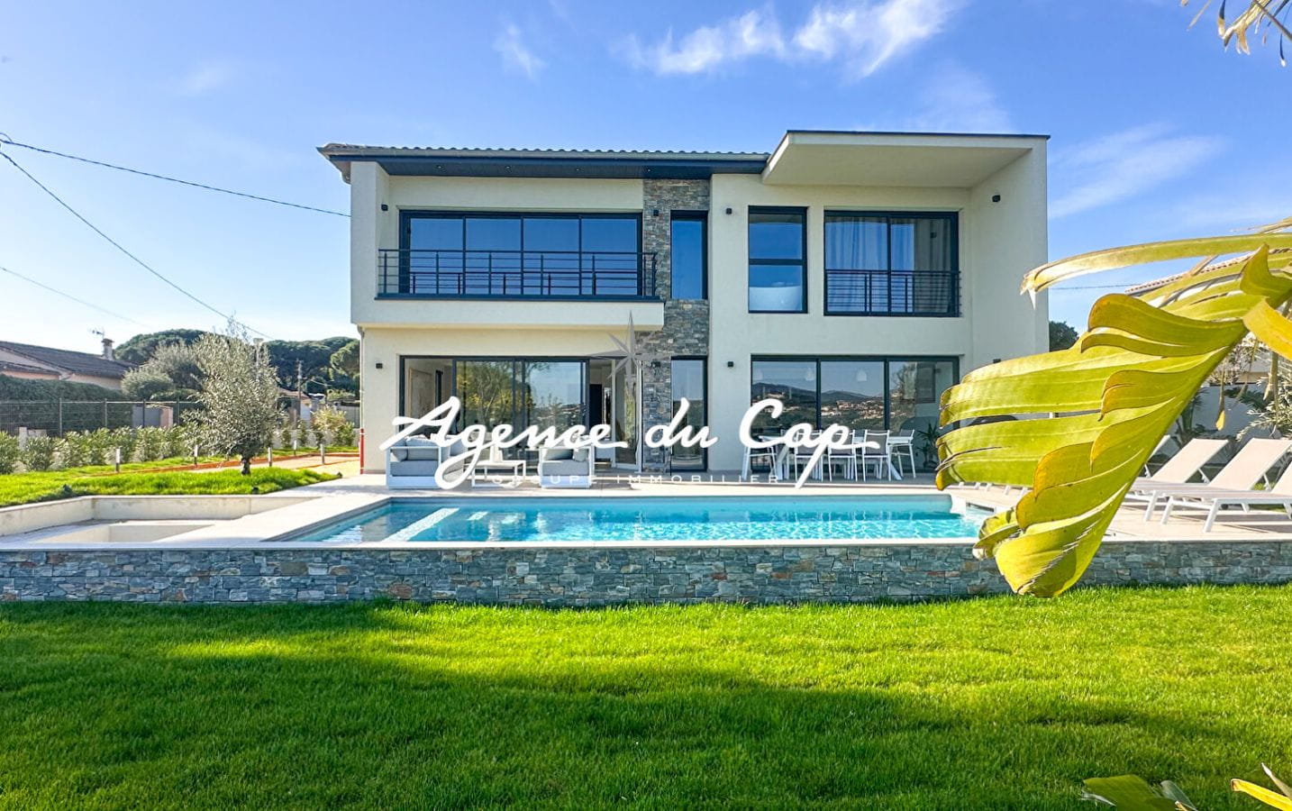VILLA CONTEMPORAINE 7 PIECES DONT 5 CHAMBRES  AVEC PISCINE, A SAINTE MAXIME Image 0