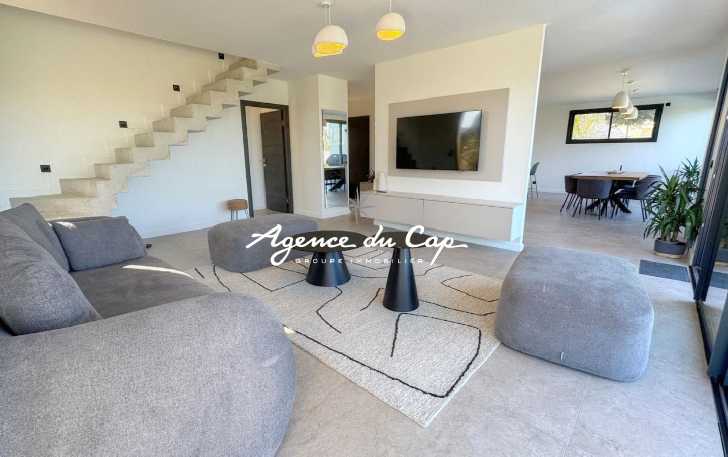 VILLA CONTEMPORAINE 7 PIECES DONT 5 CHAMBRES  AVEC PISCINE, A SAINTE MAXIME Image 3