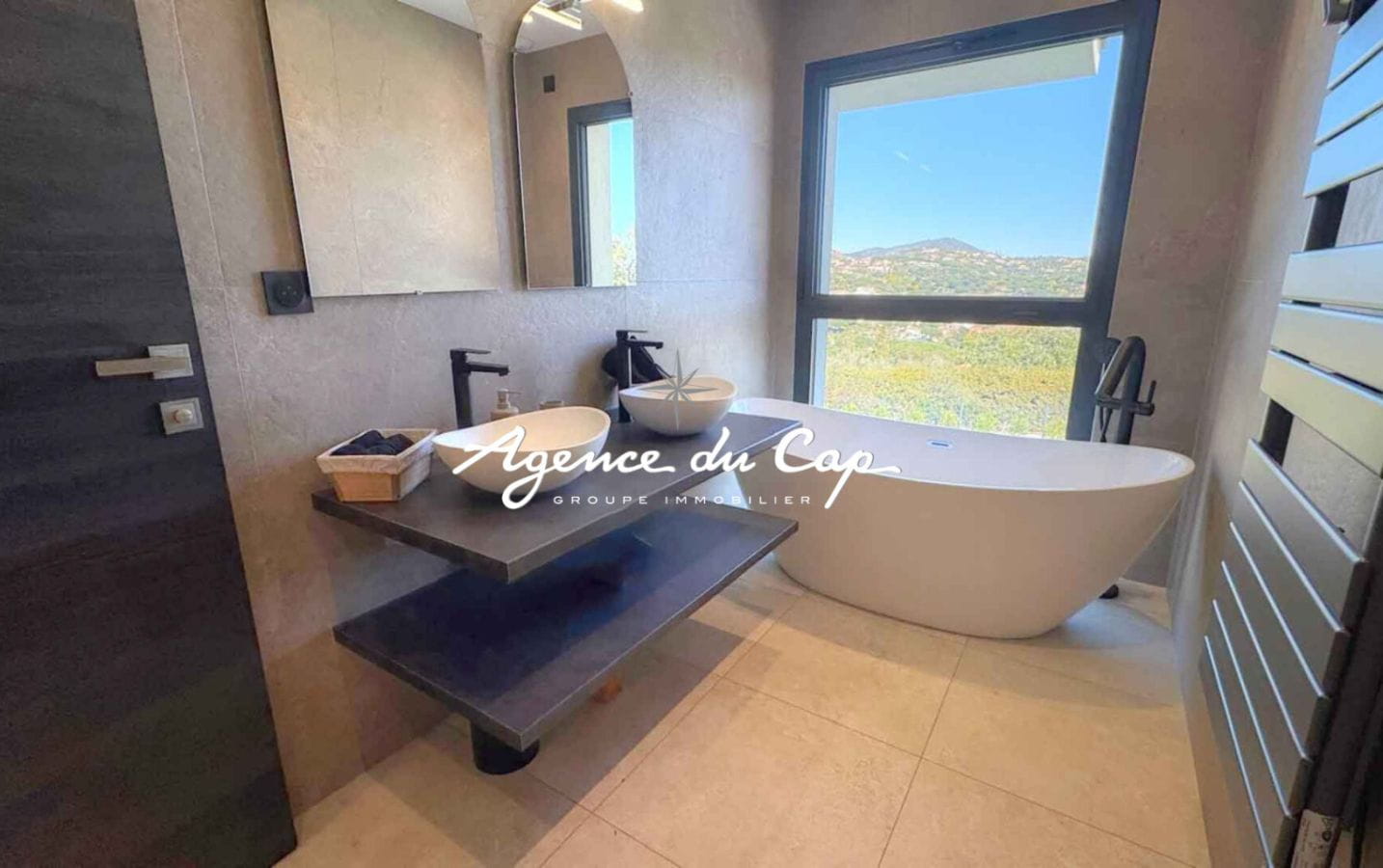 VILLA CONTEMPORAINE 7 PIECES DONT 5 CHAMBRES  AVEC PISCINE, A SAINTE MAXIME Image 6