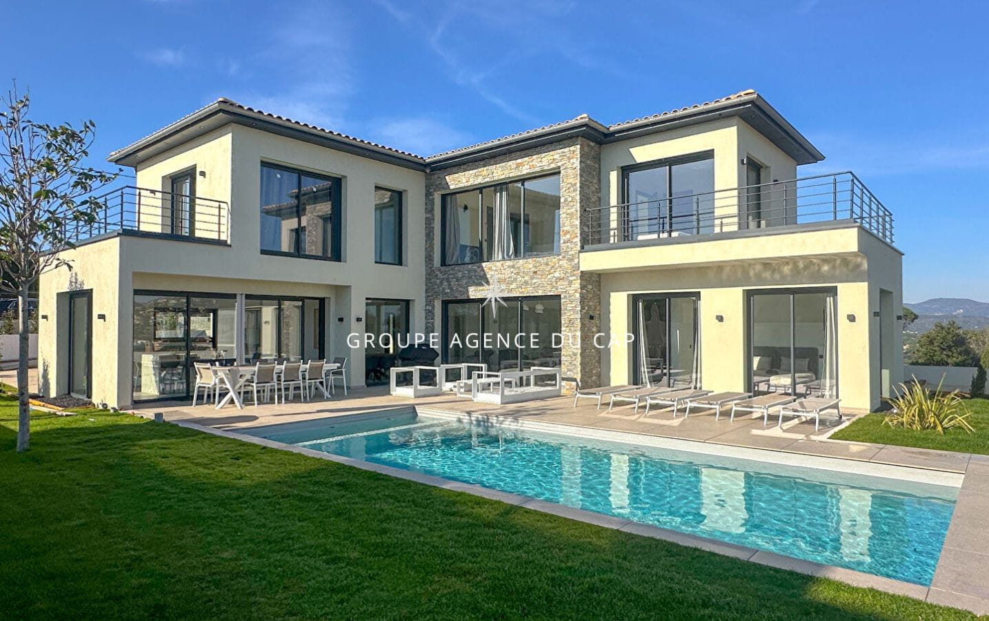 VILLA MODERNE AVEC VUE MER 6 PIÈCES 5 CHAMBRES PISCINE, À SAINTE MAXIME Image 1
