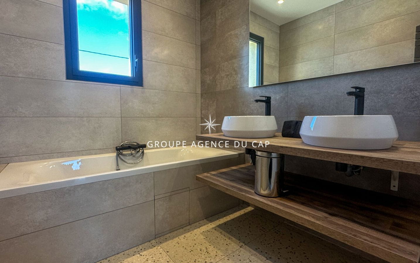 VILLA MODERNE AVEC VUE MER 6 PIÈCES 5 CHAMBRES PISCINE, À SAINTE MAXIME Image 9