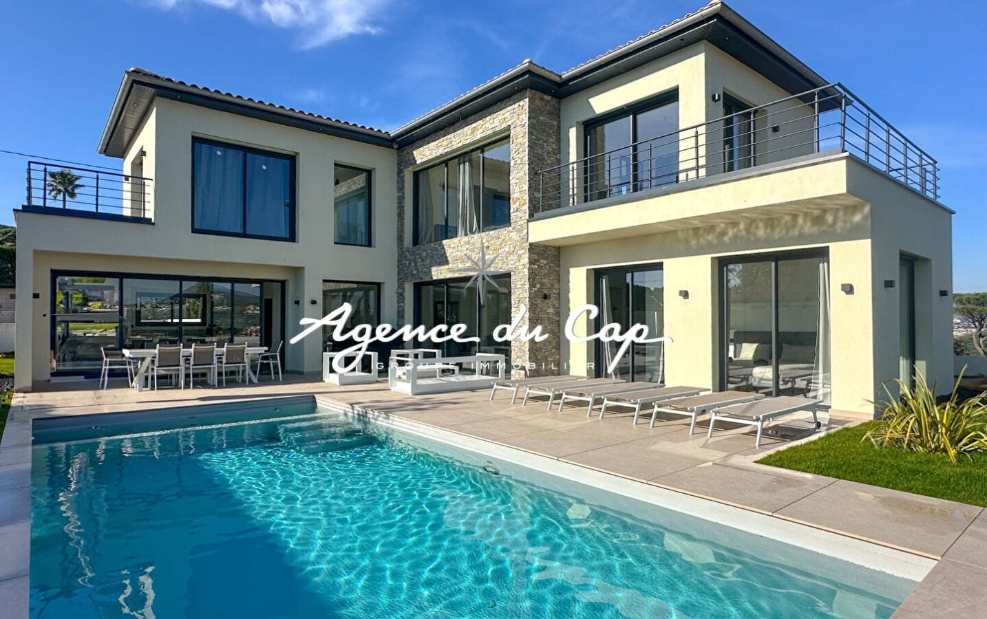 6 ROOM VILLA WITH 4 BEDROOMS AND POOL, IN SAINTE MAXIME Image 0