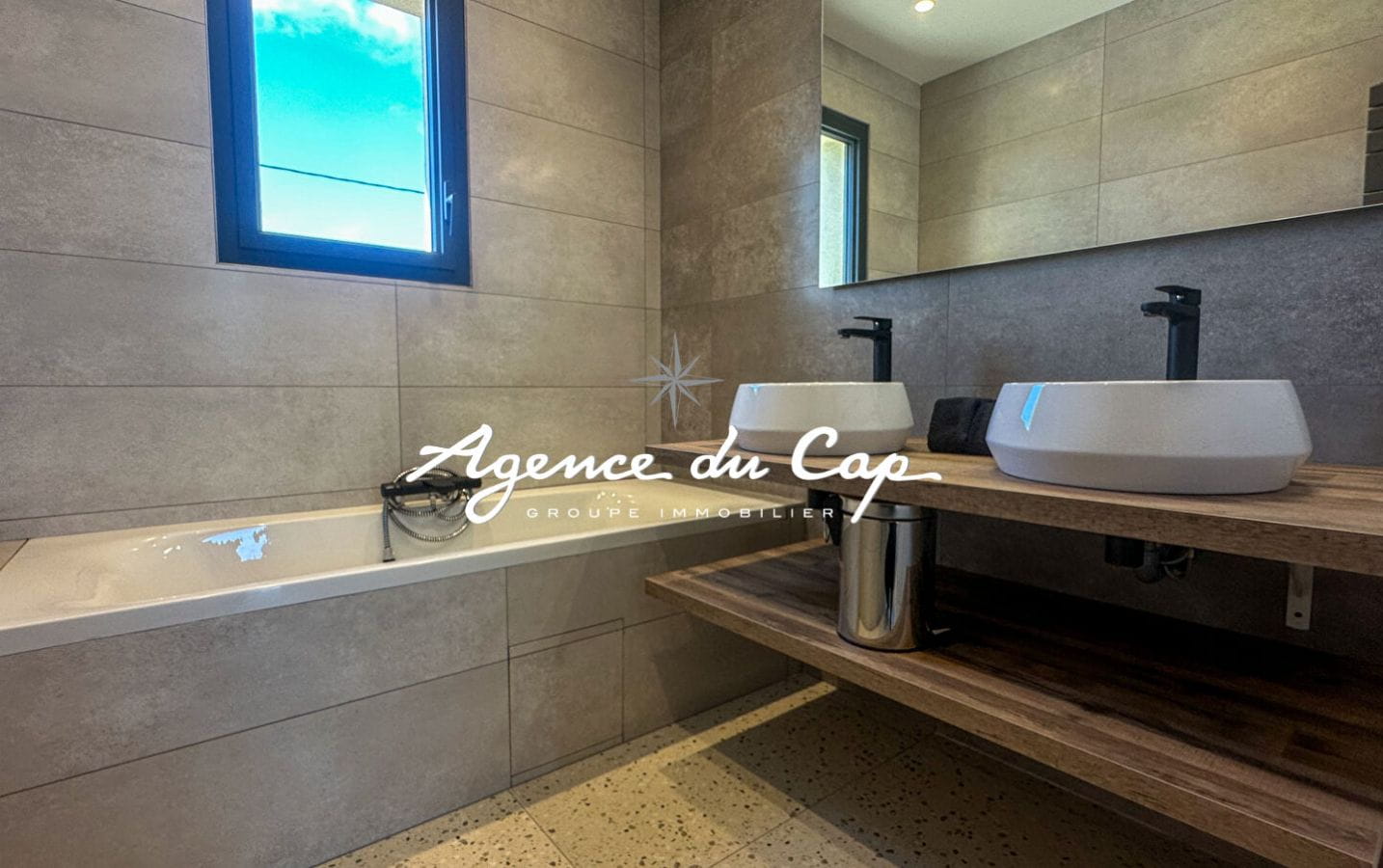 6 ROOM VILLA WITH 4 BEDROOMS AND POOL, IN SAINTE MAXIME Image 9