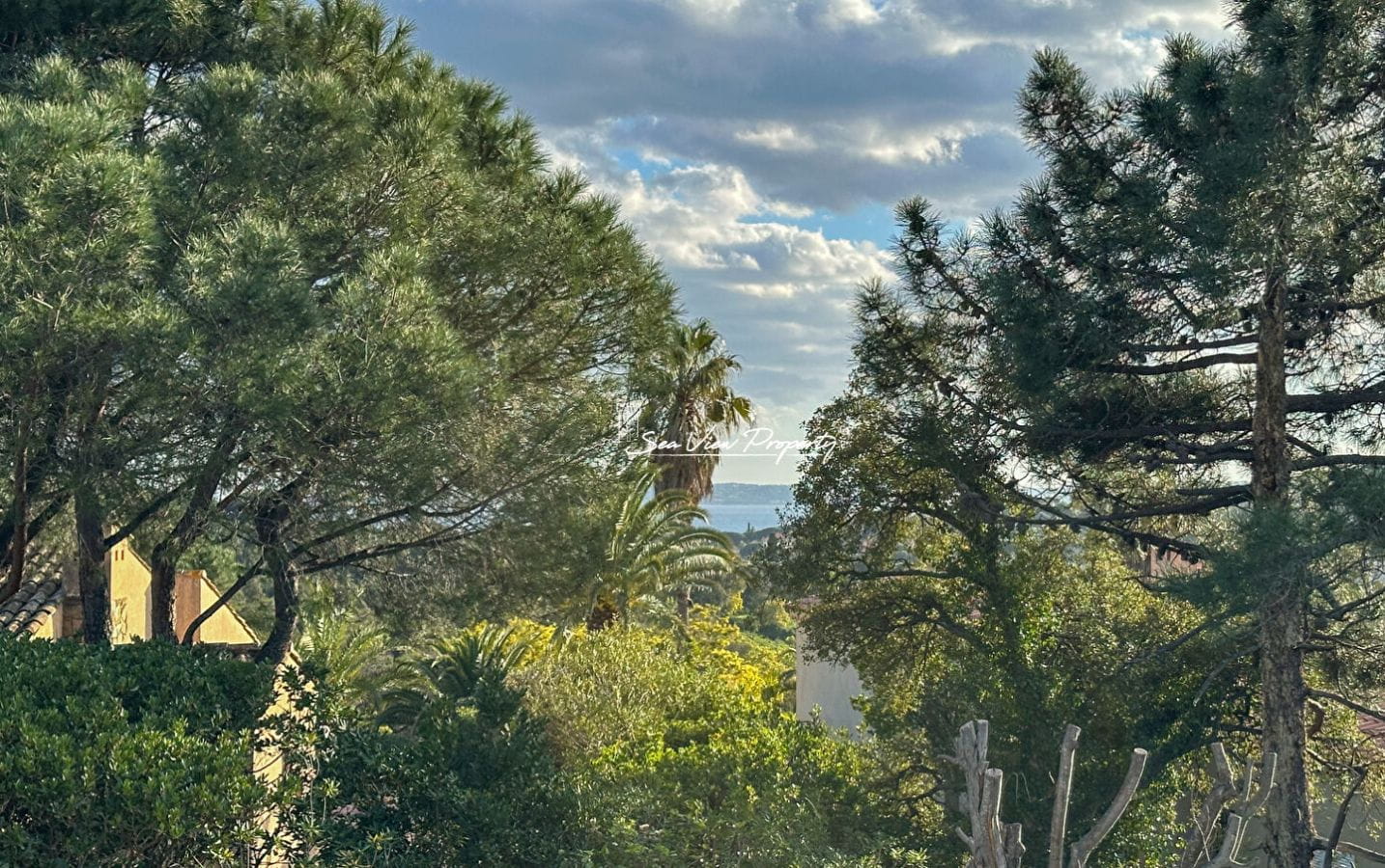 Villa de 106m2 divisée en 2 appartements avec aperçu mer, située aux Issambres Image 1