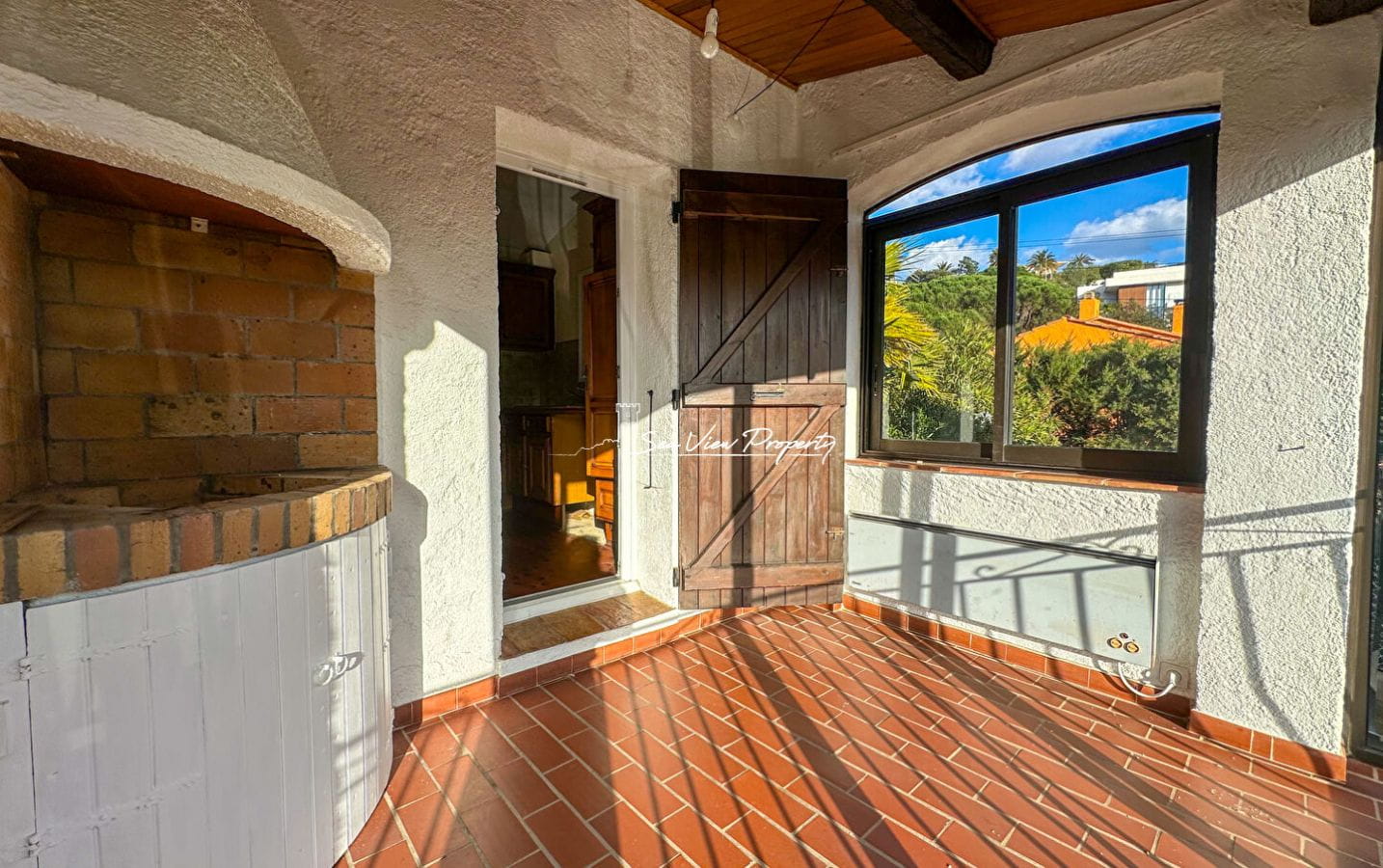 Villa de 106m2 divisée en 2 appartements avec aperçu mer, située aux Issambres Image 0