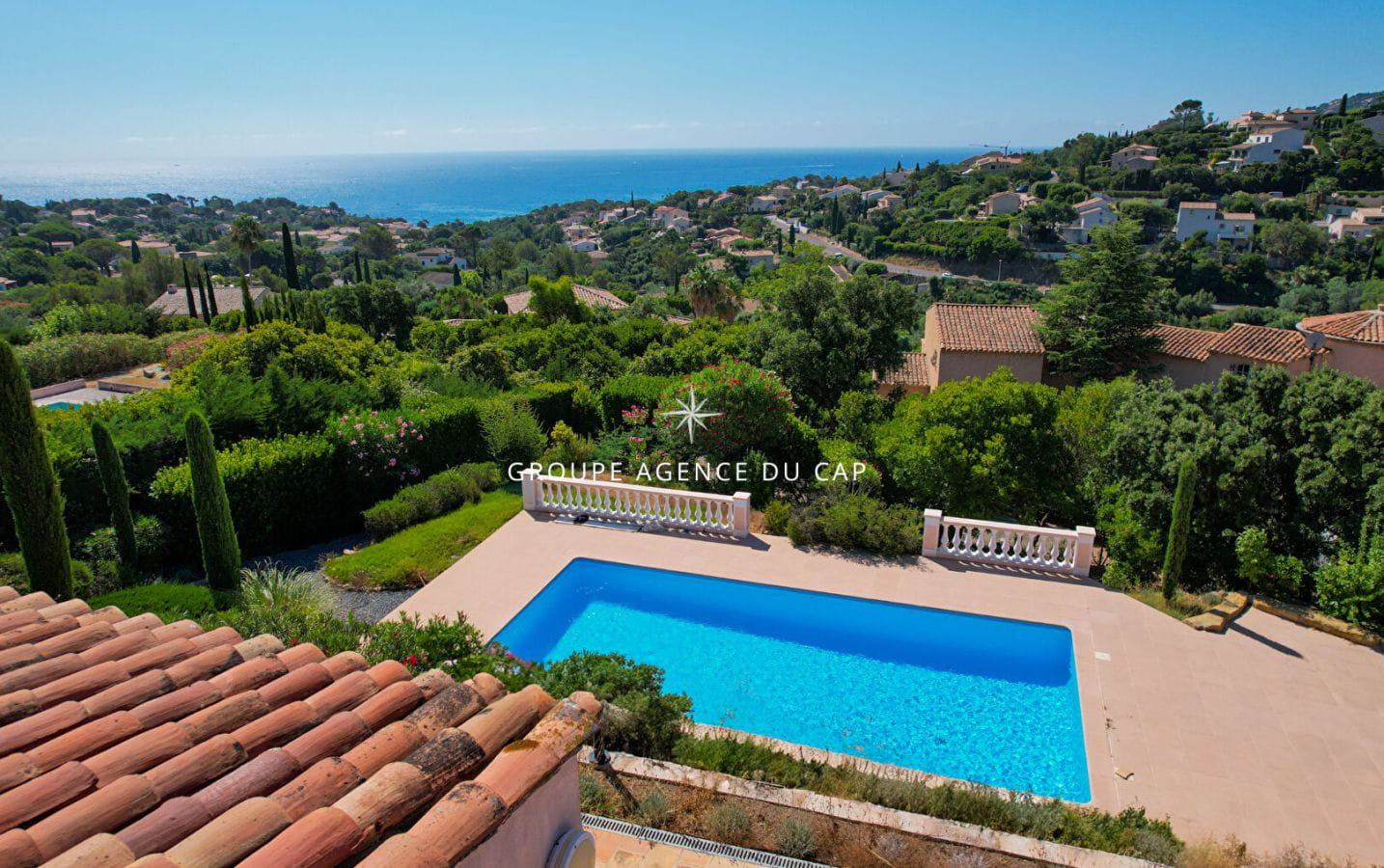 VILLA RÉNOVÉE AVEC VUE MER 230M2 4 CHAMBRES PISCINE GARAGE ET BOULODROME, AUX ISSAMBRES Image 1