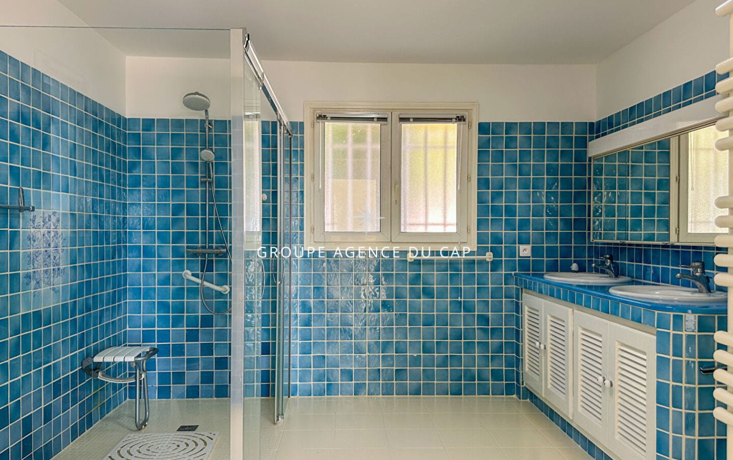 VILLA RÉNOVÉE AVEC VUE MER 230M2 4 CHAMBRES PISCINE GARAGE ET BOULODROME, AUX ISSAMBRES Image 10