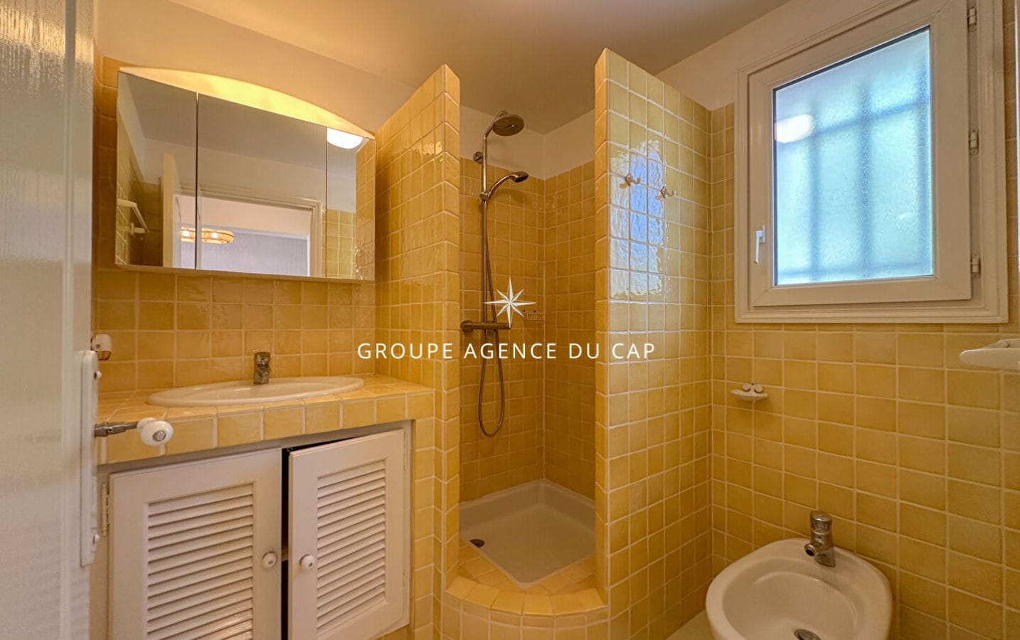 VILLA RÉNOVÉE AVEC VUE MER 230M2 4 CHAMBRES PISCINE GARAGE ET BOULODROME, AUX ISSAMBRES Image 13