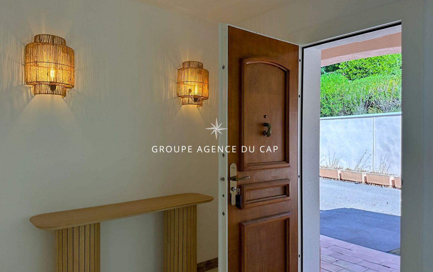 VILLA RÉNOVÉE AVEC VUE MER 230M2 4 CHAMBRES PISCINE GARAGE ET BOULODROME, AUX ISSAMBRES Image 14