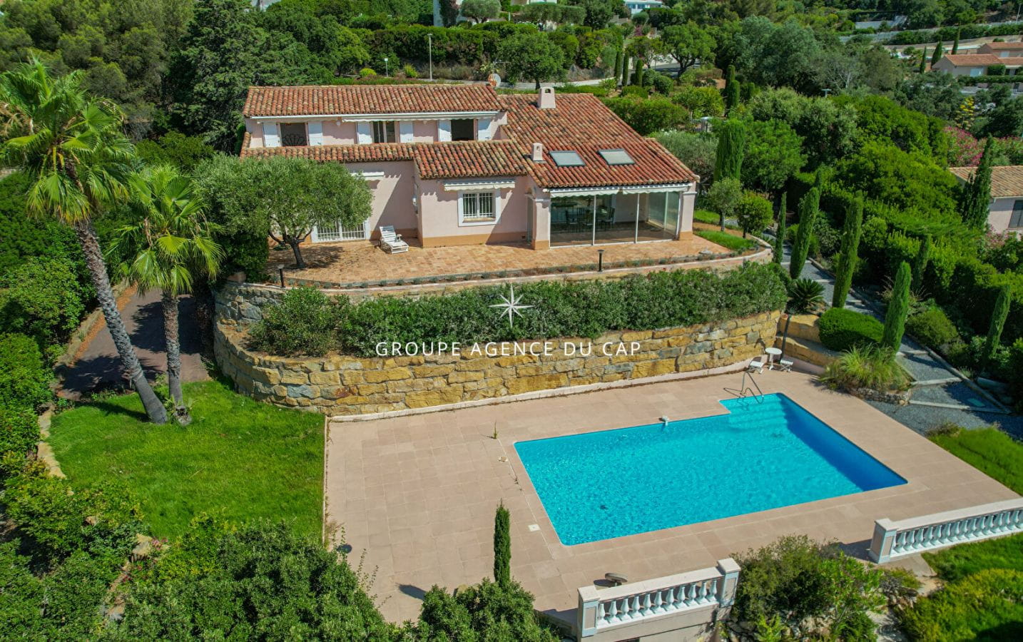 VILLA RÉNOVÉE AVEC VUE MER 230M2 4 CHAMBRES PISCINE GARAGE ET BOULODROME, AUX ISSAMBRES Image 0