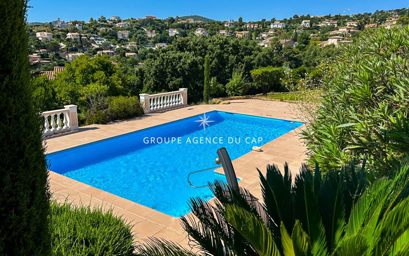 VILLA RÉNOVÉE AVEC VUE MER 230M2 4 CHAMBRES PISCINE GARAGE ET BOULODROME, AUX ISSAMBRES Image 15