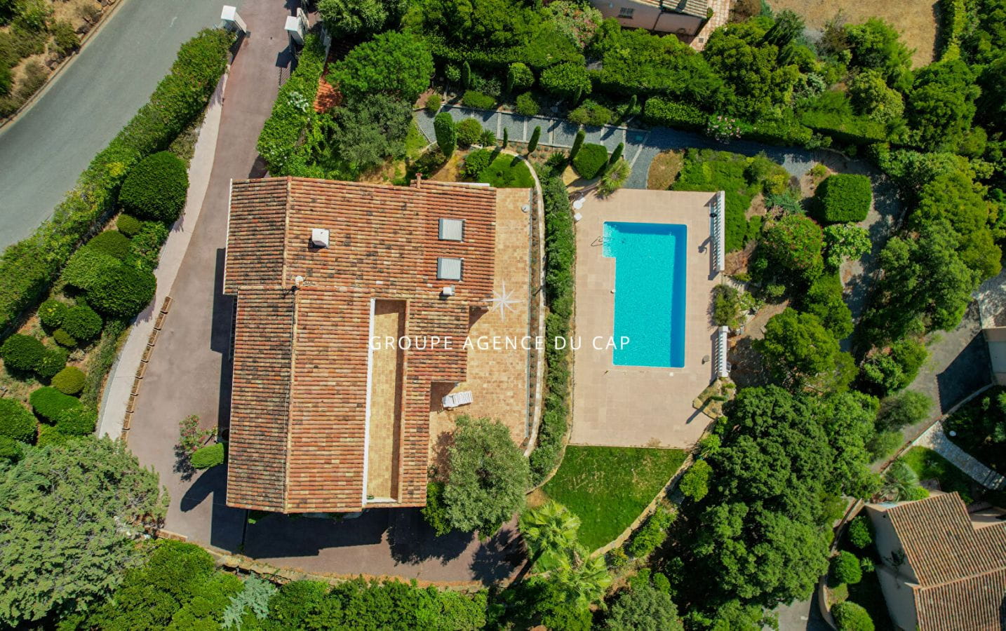 VILLA RÉNOVÉE AVEC VUE MER 230M2 4 CHAMBRES PISCINE GARAGE ET BOULODROME, AUX ISSAMBRES Image 2