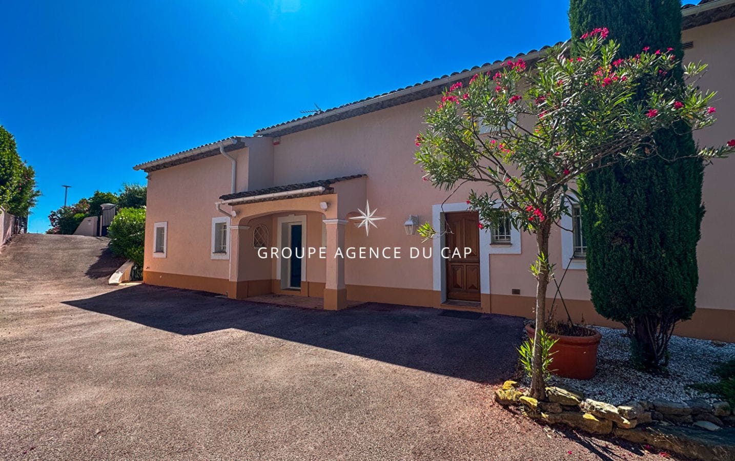 VILLA RÉNOVÉE AVEC VUE MER 230M2 4 CHAMBRES PISCINE GARAGE ET BOULODROME, AUX ISSAMBRES Image 3