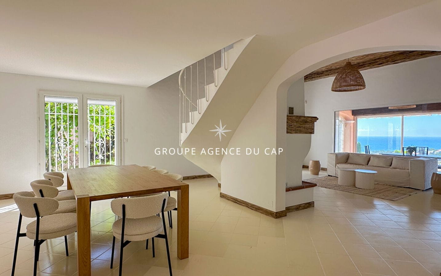 VILLA RÉNOVÉE AVEC VUE MER 230M2 4 CHAMBRES PISCINE GARAGE ET BOULODROME, AUX ISSAMBRES Image 4