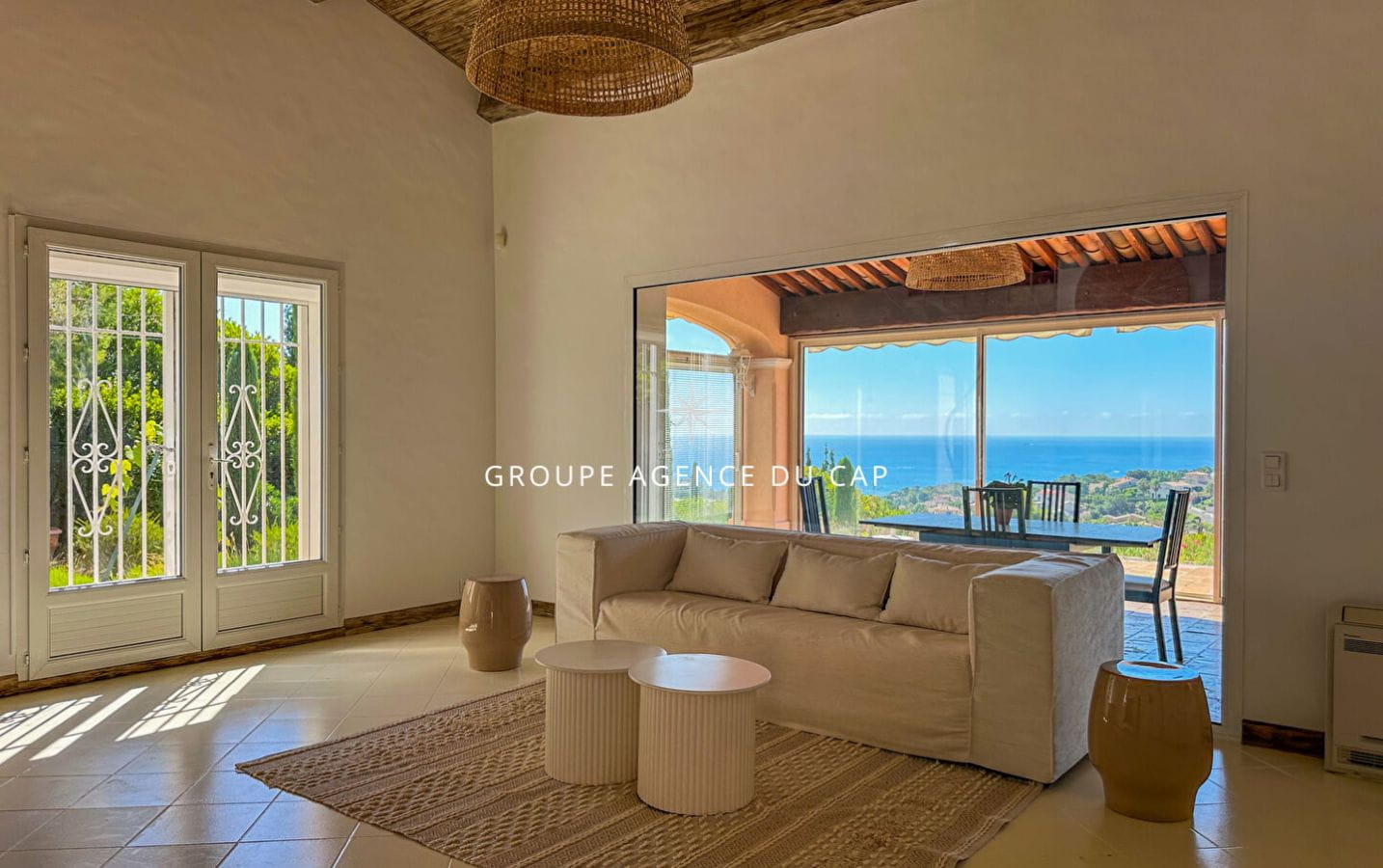 VILLA RÉNOVÉE AVEC VUE MER 230M2 4 CHAMBRES PISCINE GARAGE ET BOULODROME, AUX ISSAMBRES Image 6