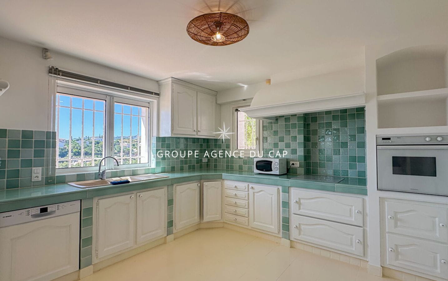 VILLA RÉNOVÉE AVEC VUE MER 230M2 4 CHAMBRES PISCINE GARAGE ET BOULODROME, AUX ISSAMBRES Image 8