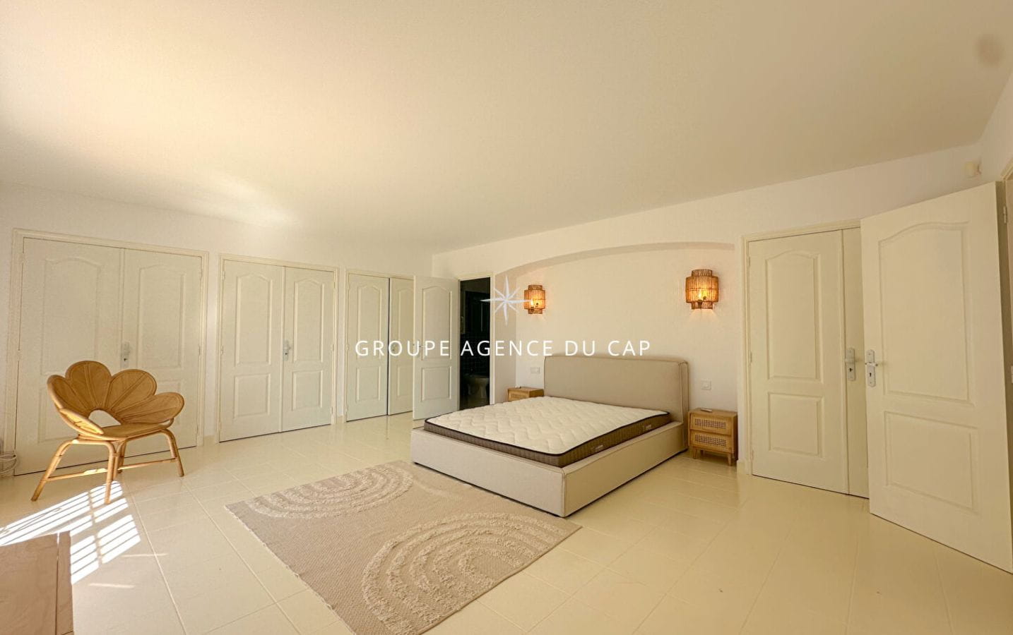 VILLA RÉNOVÉE AVEC VUE MER 230M2 4 CHAMBRES PISCINE GARAGE ET BOULODROME, AUX ISSAMBRES Image 9