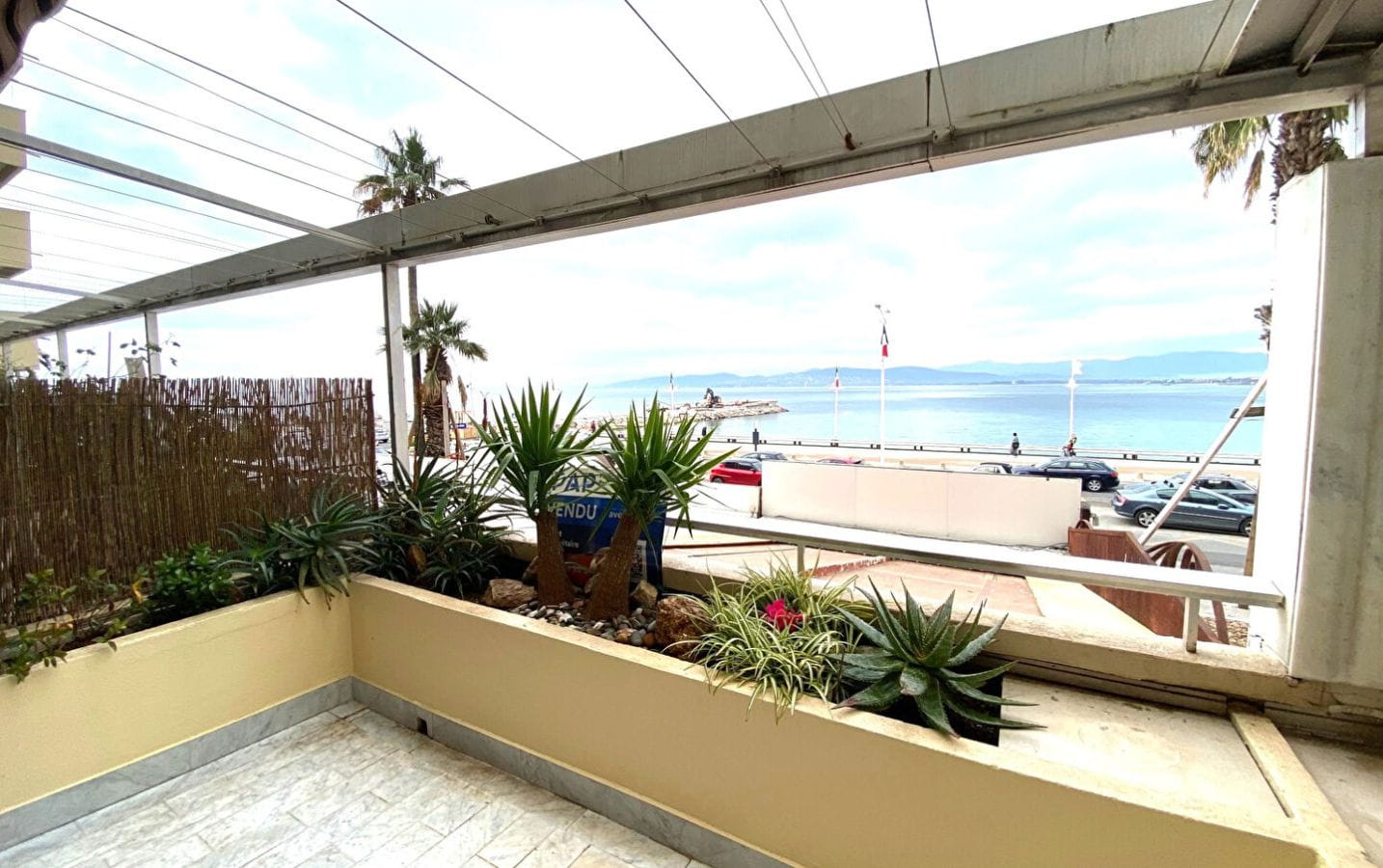 APPARTEMENT BORD DE MER VUE MER TERRASSE CENTRE SAINT RAPHAEL Image 1