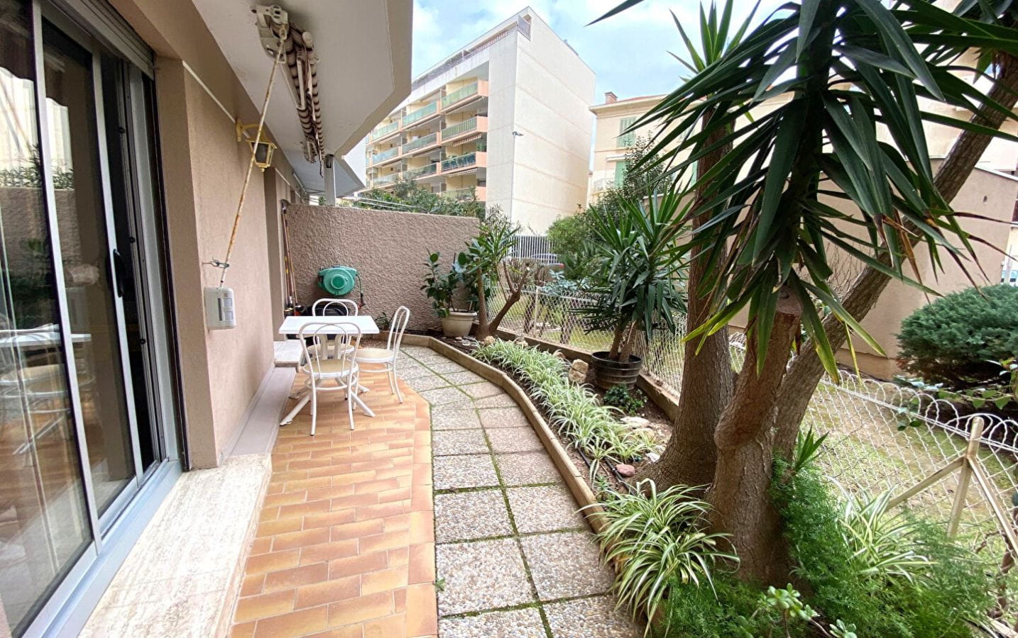 APPARTEMENT BORD DE MER VUE MER TERRASSE CENTRE SAINT RAPHAEL Image 2