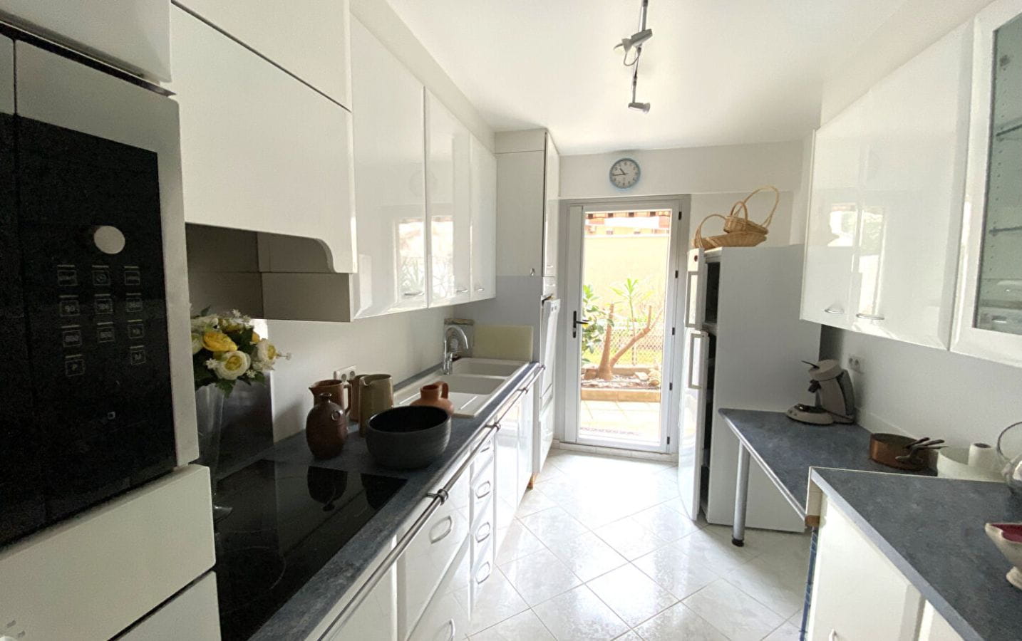 APPARTEMENT BORD DE MER VUE MER TERRASSE CENTRE SAINT RAPHAEL Image 3