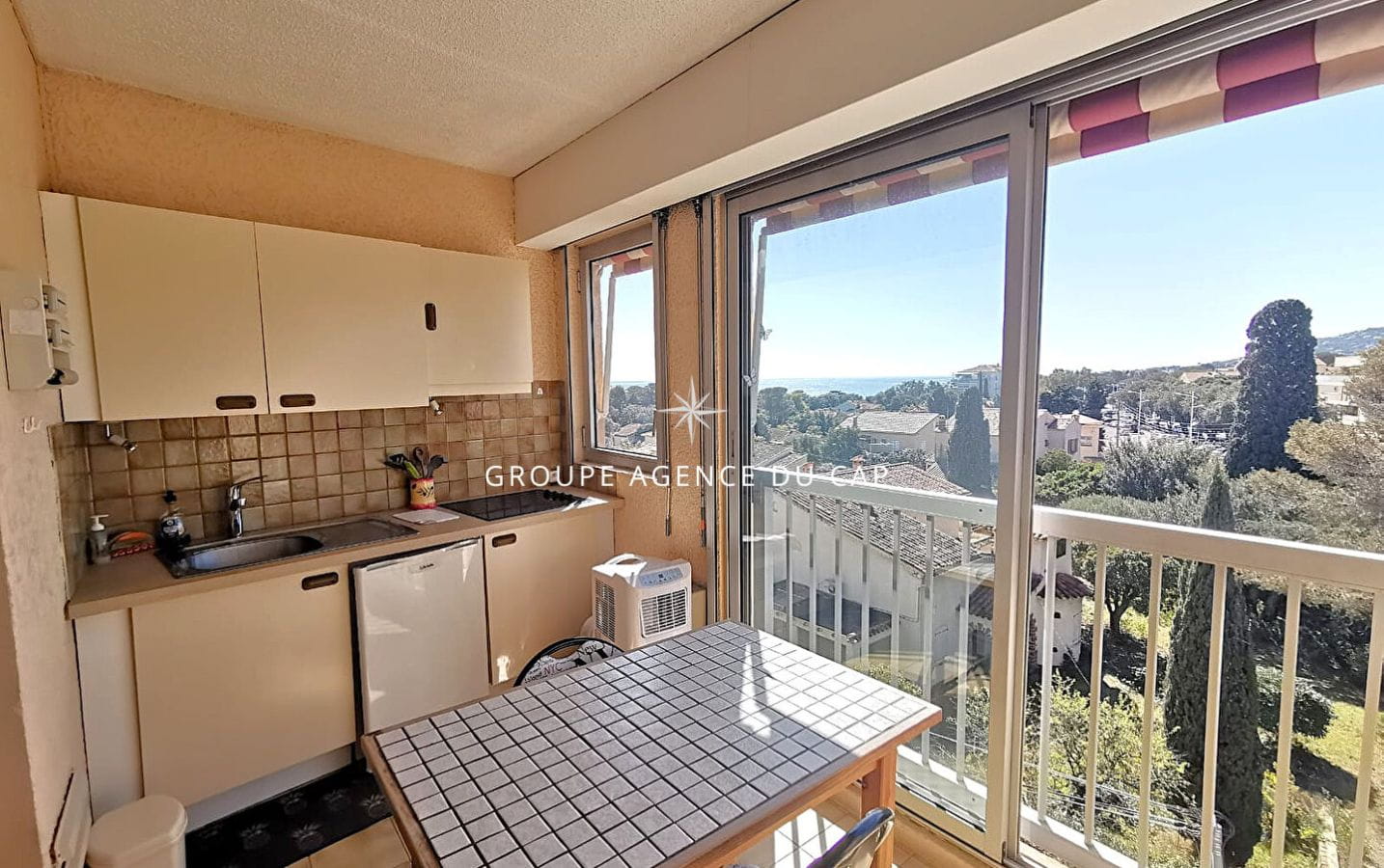 À VENDRE STUDIO AVEC LOGGIA AMENAGÉE ET PLACE DE PARKING VUE MER, 200 MÈTRES DE LA MER DANS LE CENTRE VILLE DE SAINT AYGULF Image 1