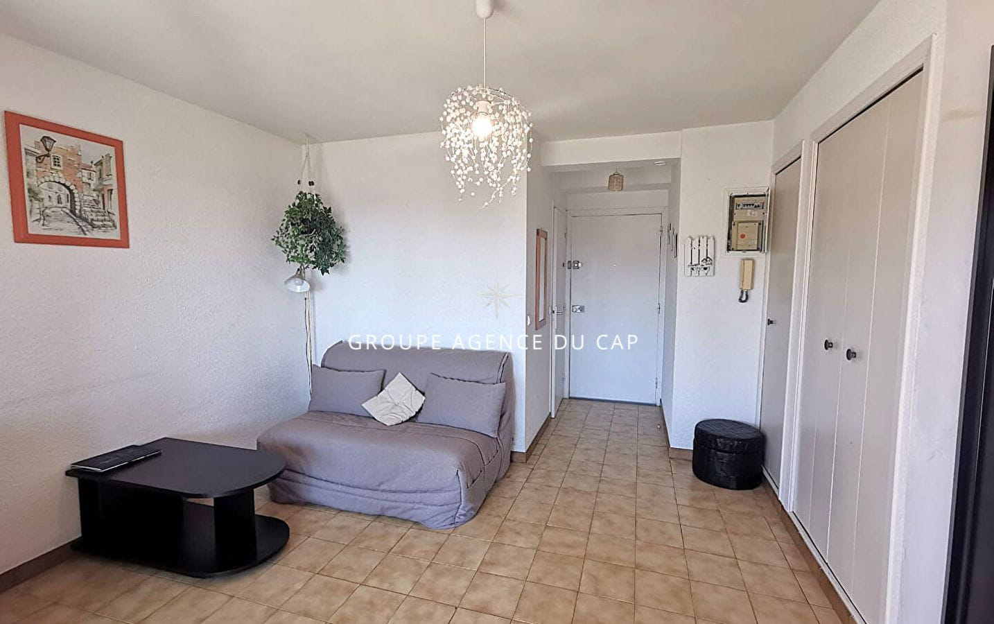 À VENDRE STUDIO AVEC LOGGIA AMENAGÉE ET PLACE DE PARKING VUE MER, 200 MÈTRES DE LA MER DANS LE CENTRE VILLE DE SAINT AYGULF Image 2