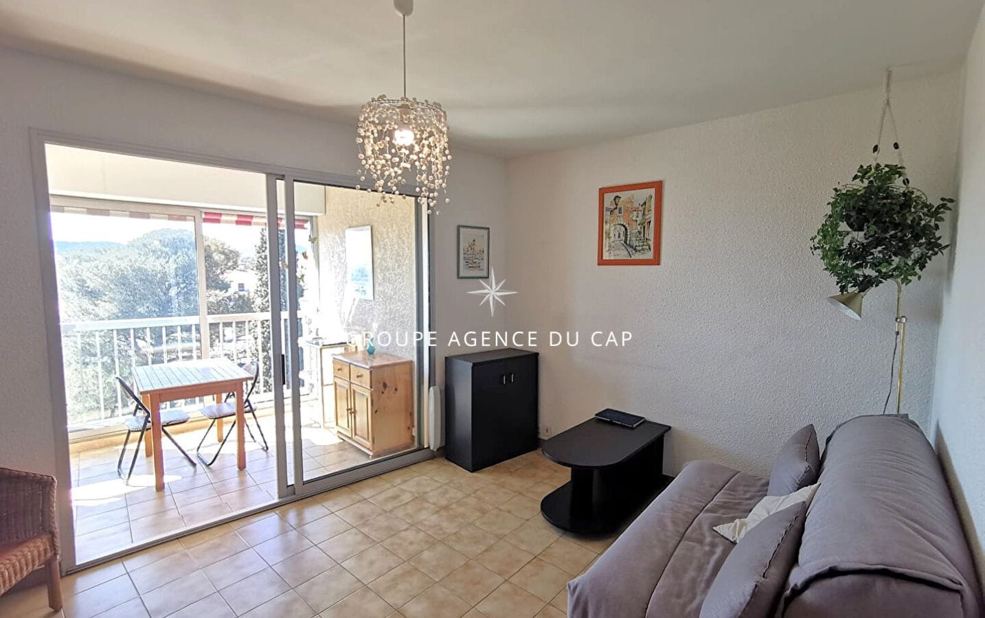 À VENDRE STUDIO AVEC LOGGIA AMENAGÉE ET PLACE DE PARKING VUE MER, 200 MÈTRES DE LA MER DANS LE CENTRE VILLE DE SAINT AYGULF Image 5