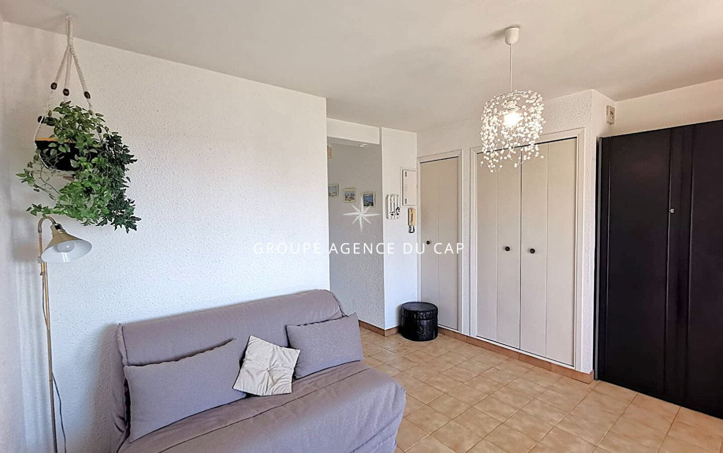 PROMESSE DE VENTE EN COURS – À VENDRE STUDIO AVEC LOGGIA AMENAGÉE ET PLACE DE PARKING VUE MER, 200 MÈTRES DE LA MER DANS LE CENTRE VILLE DE SAINT AYGULF Image 3