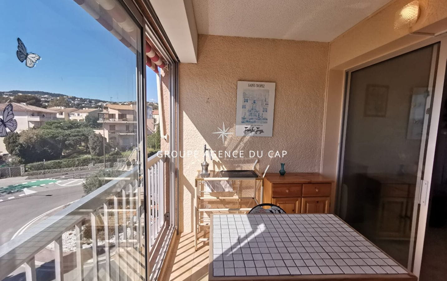 PROMESSE DE VENTE EN COURS – À VENDRE STUDIO AVEC LOGGIA AMENAGÉE ET PLACE DE PARKING VUE MER, 200 MÈTRES DE LA MER DANS LE CENTRE VILLE DE SAINT AYGULF Image 4