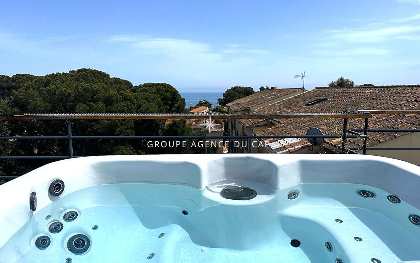 À VENDRE – APPARTEMENT ROOFTOP DE 115M²  AVEC 3 CHAMBRES À PIED DES PLAGES ET DES COMMERCES Image 1