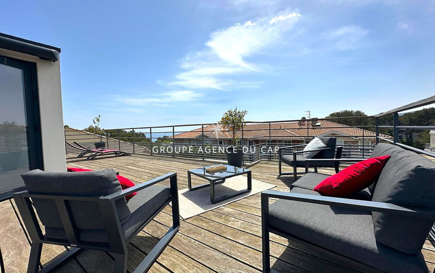 A VENDRE – APPARTEMENT ROOFTOP DE 115M²  AVEC 3 CHAMBRES A PIED DES PLAGES ET DES COMMERCES Image 0