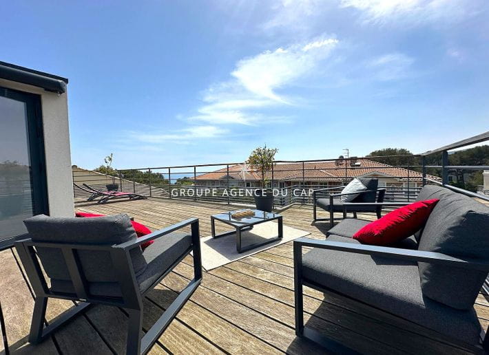 A VENDRE – APPARTEMENT ROOFTOP DE 115M²  AVEC 3 CHAMBRES A PIED DES PLAGES ET DES COMMERCES