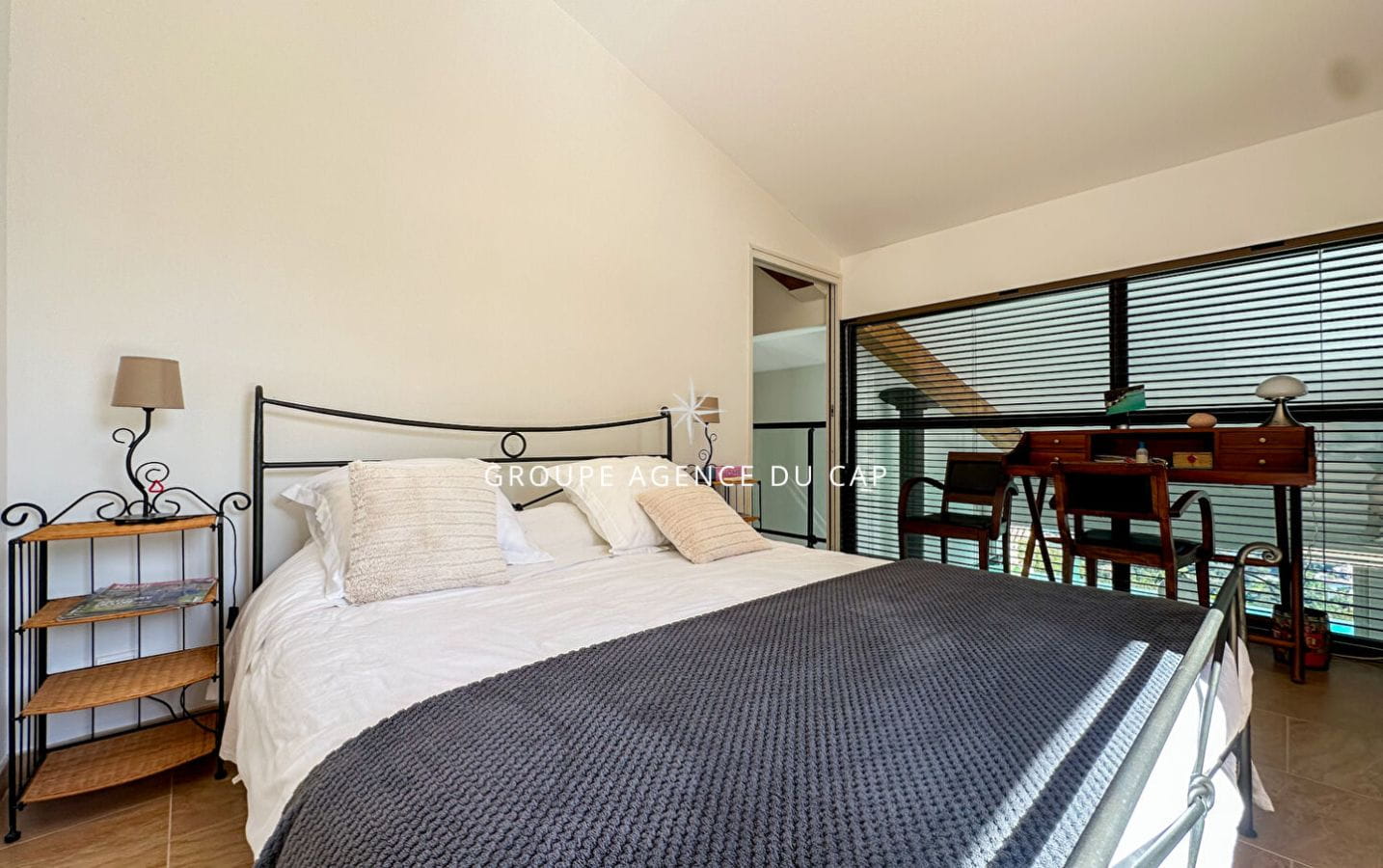 FOR SALE CONTEMPORARY VILLA 5 BEDROOMS DOUBLE GARAGE POOL SEA VIEW LES ISSAMBRES Image 6