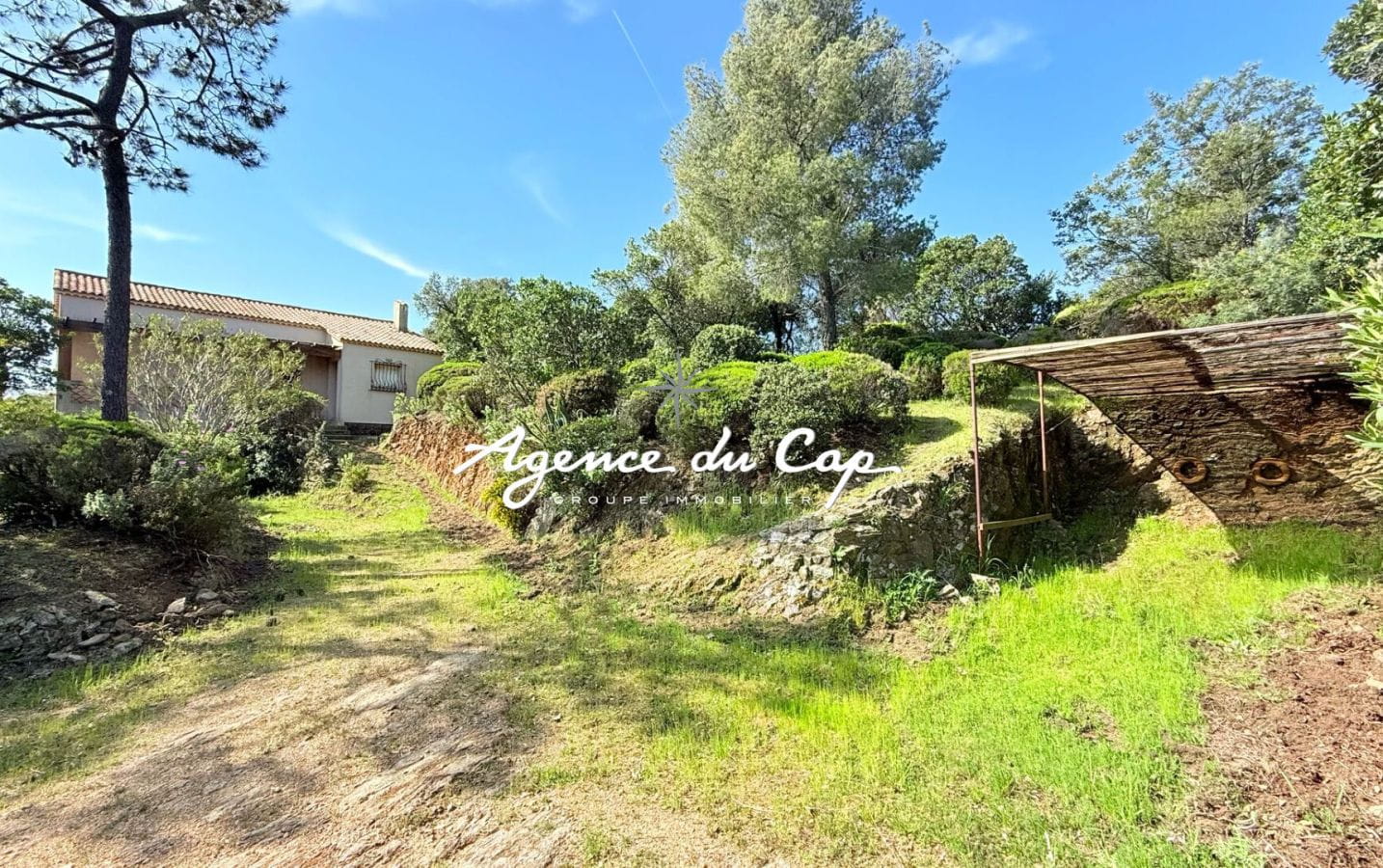 FOR SALE VILLA WITH PANORAMIC SEA VIEW OF THE GULF OF ST TROPEZ, GARAGE, LES ISSAMBRES Image 1