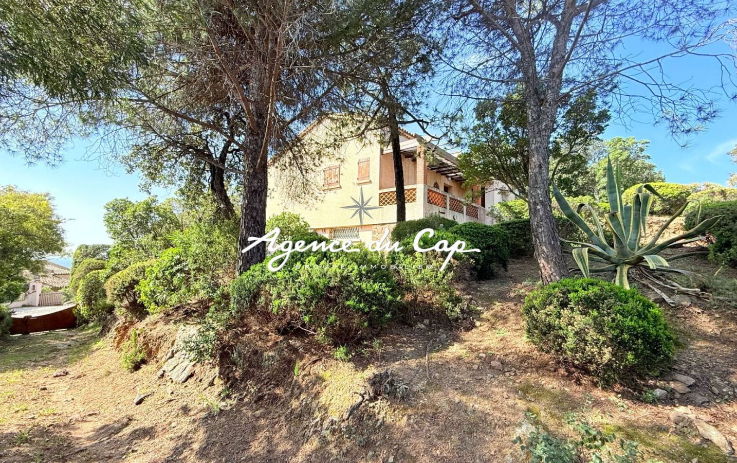 FOR SALE VILLA WITH PANORAMIC SEA VIEW OF THE GULF OF ST TROPEZ, GARAGE, LES ISSAMBRES Image 5