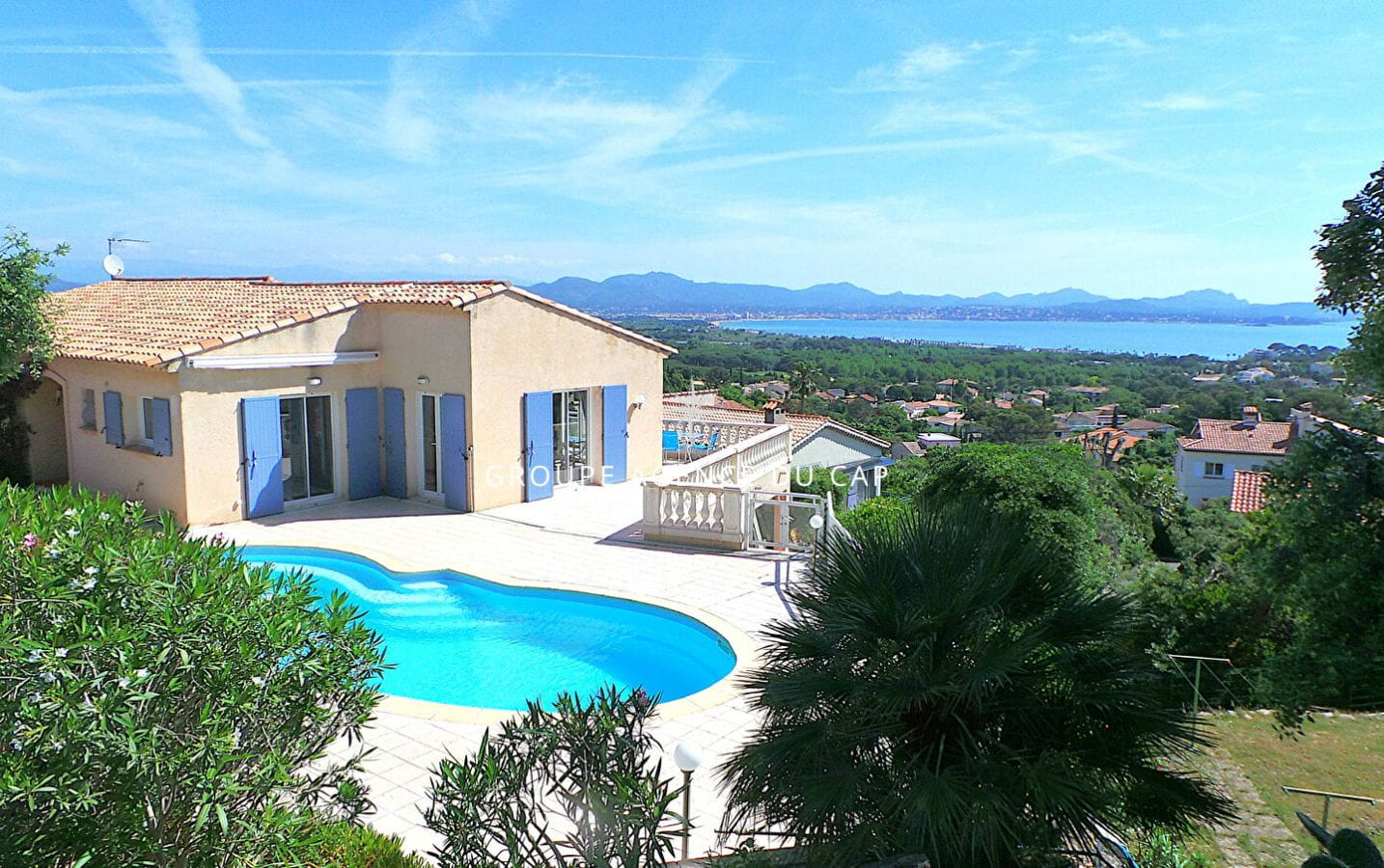 À VENDRE VILLA 10 PIÈCES 7 CHAMBRES DOUBLE SÉJOUR GARAGE SALLE DE JEUX PISCINE VUE MER PANORAMIQUE À SAINT AYGULF Image 0