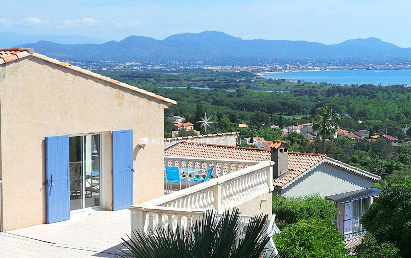 À VENDRE VILLA 10 PIÈCES 7 CHAMBRES DOUBLE SÉJOUR GARAGE SALLE DE JEUX PISCINE VUE MER PANORAMIQUE À SAINT AYGULF Image 2