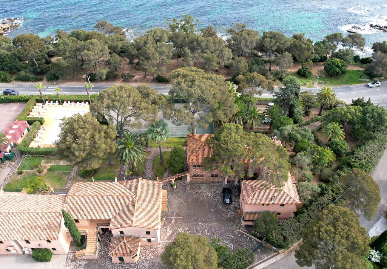 HOLIDAY PROPERTY WITH 20 SEASIDE ACCOMMODATIONS, TENNIS COURT AND POOL, IN LES ISSAMBRES Image 9