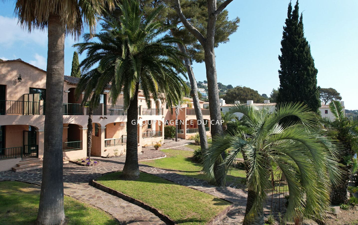 VILLA DE VACANCES AVEC 20 LOGEMENTS EN BORD DE MER TENNIS ET PISCINE, AUX ISSAMBRES Image 1