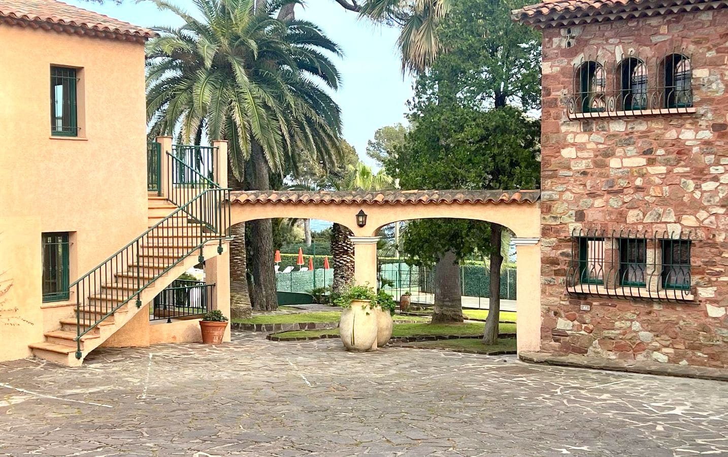 VILLA DE VACANCES AVEC 20 LOGEMENTS EN BORD DE MER TENNIS ET PISCINE, AUX ISSAMBRES Image 10