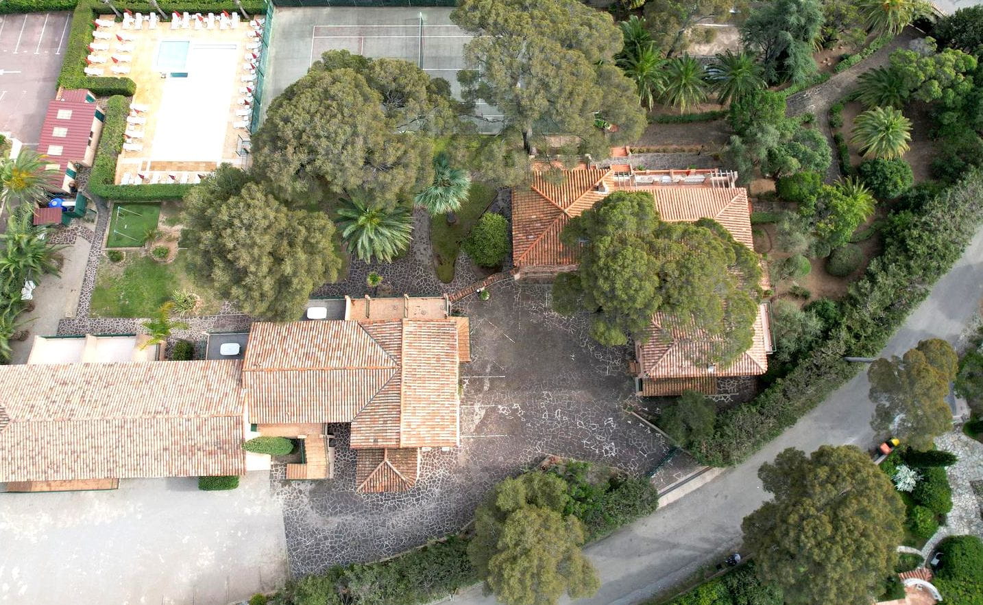 VILLA DE VACANCES AVEC 20 LOGEMENTS EN BORD DE MER TENNIS ET PISCINE, AUX ISSAMBRES Image 11