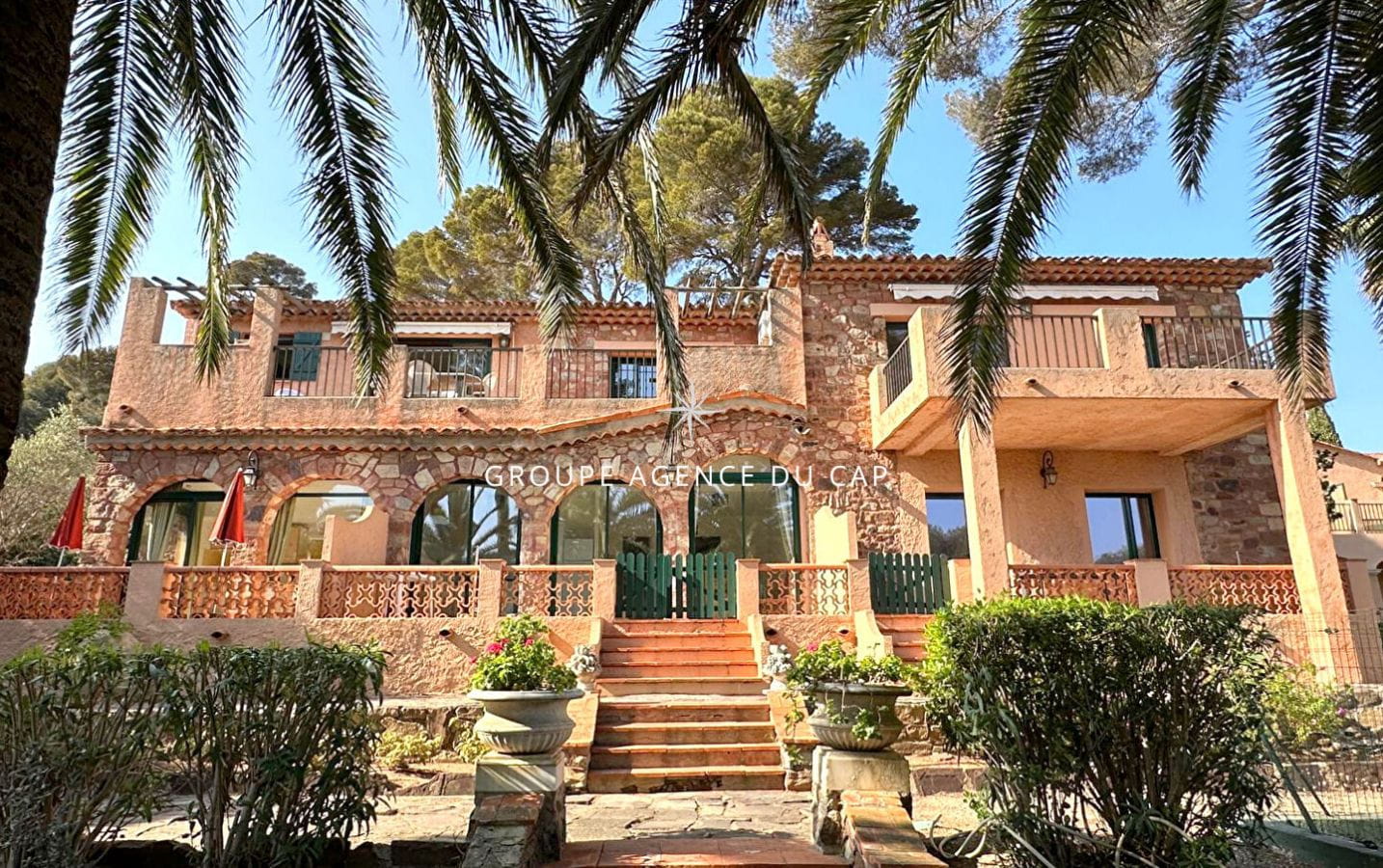 VILLA DE VACANCES AVEC 20 LOGEMENTS EN BORD DE MER TENNIS ET PISCINE, AUX ISSAMBRES Image 0